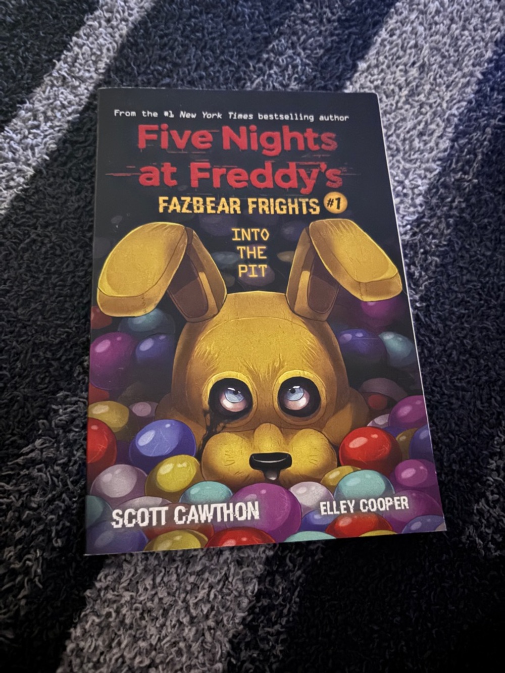 Five Nights at Freddy's: Fazbear Frights #1 - Into the Pit